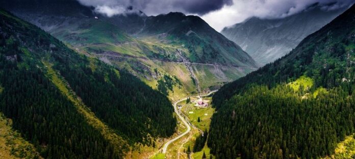 Keunikan, Keindahan Dan Pesona Alam Negara Romania - Gunung, Air Terjun, Danau, Pantai & Bangunan Yang Eksotik