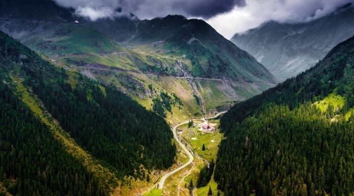 Keunikan, Keindahan Dan Pesona Alam Negara Romania - Gunung, Air Terjun, Danau, Pantai & Bangunan Yang Eksotik